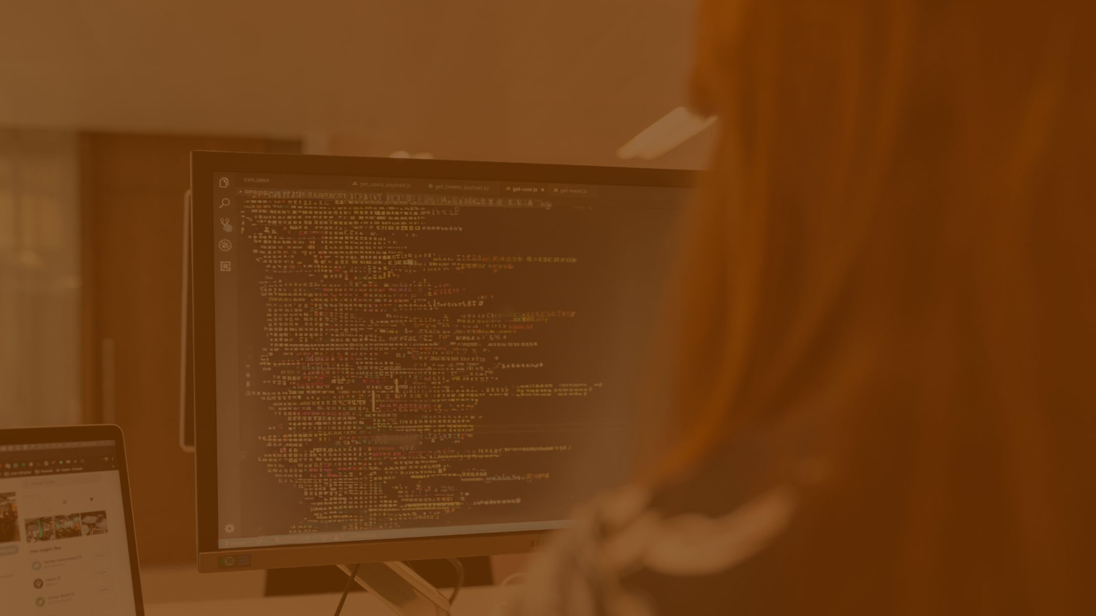 Afbeelding dame achter computerscherm