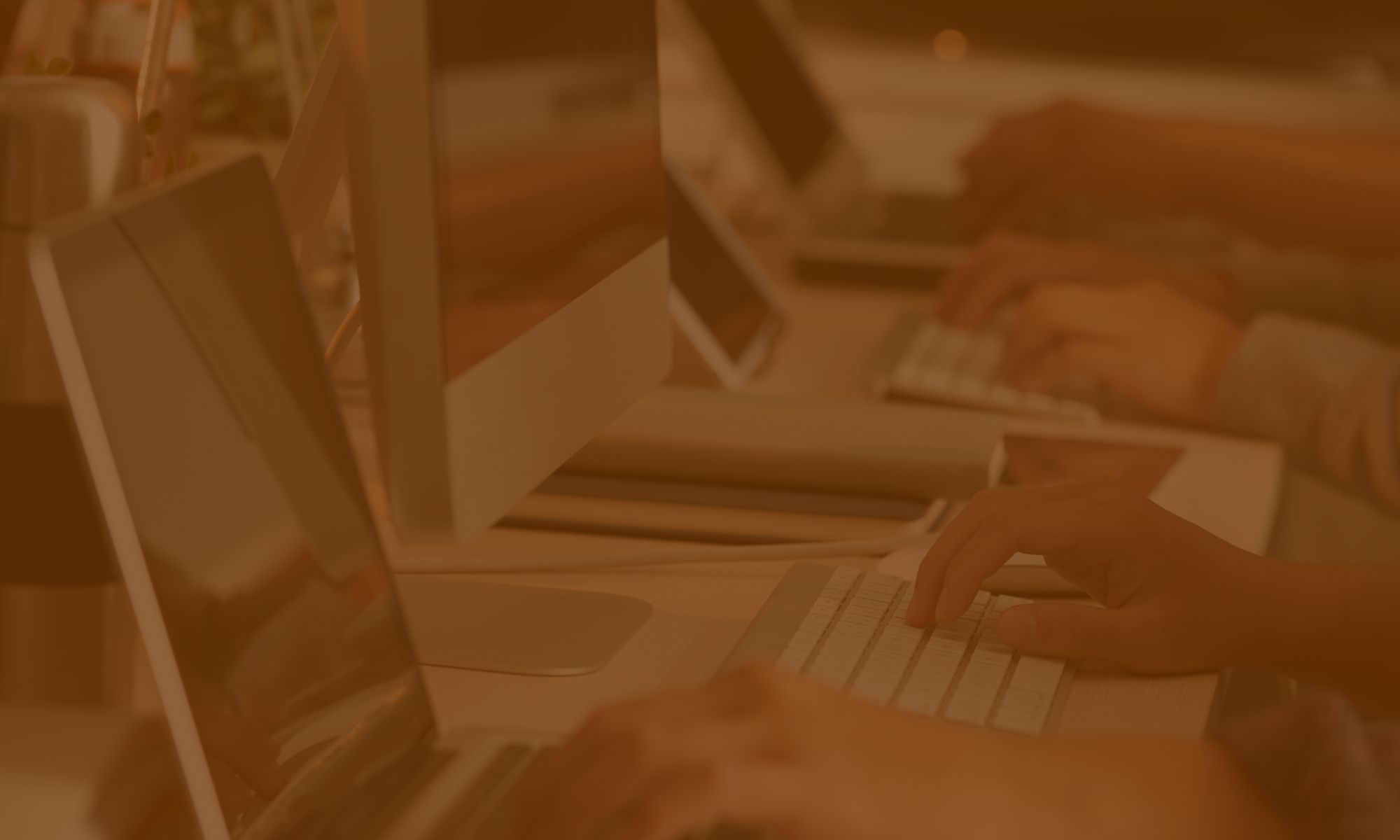 Afbeelding mensen die op computers werken waarvan alleen handen zichtbaar